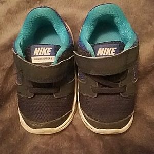 CHILDS NIKE TENNIS SHOES